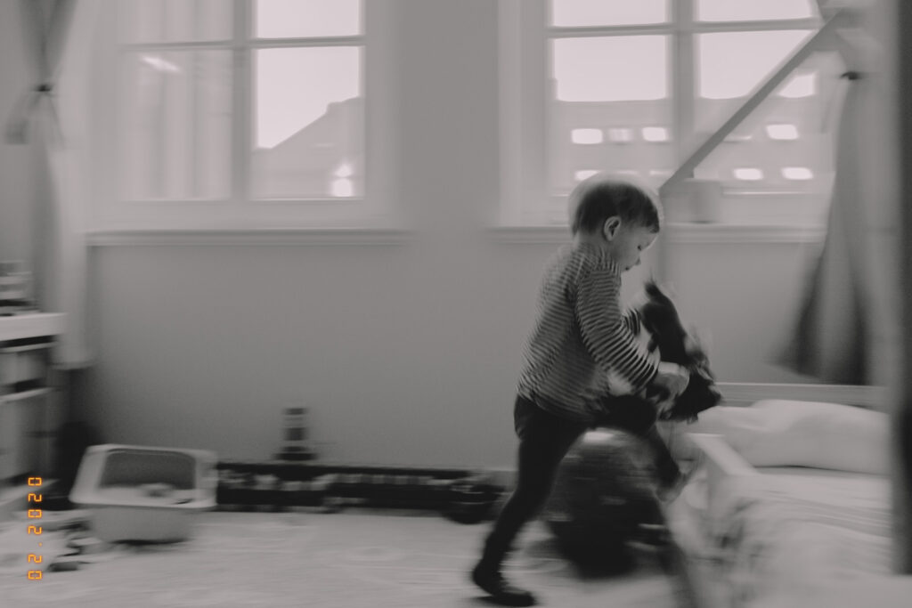 kind läuft im kinderzimmer fotochallenge bewegung