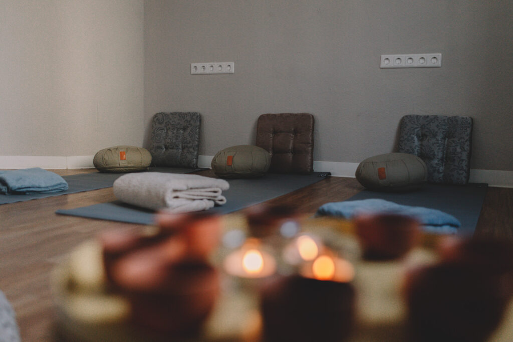 Businessfotos Meditationsraum mit Kerzen und Yogamatten