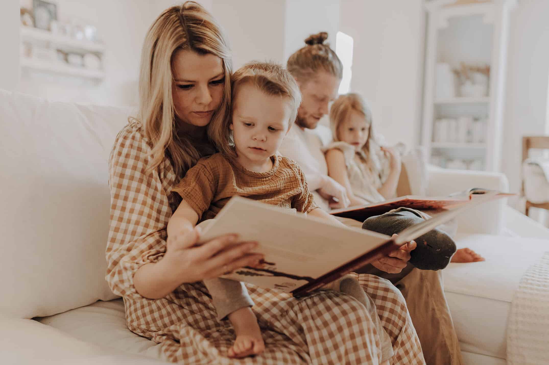Familienfoto mit der ganzen Familie beim Bücher lesen